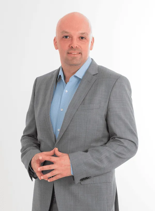 Persona usando tecnología en zona rural, reflejando avances en conectividad en América Latina